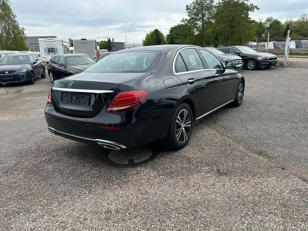 Gebraucht Mercedes E220 194 PS (142 kW) 2016 Obsidianschwarz Limousine