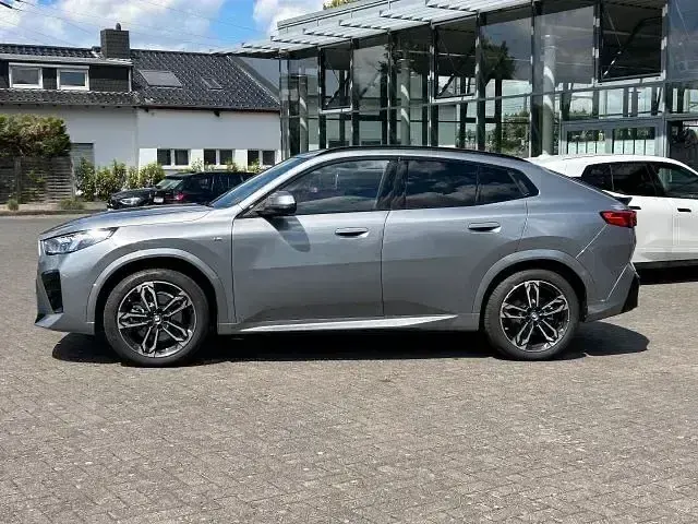 Gebraucht BMW iX2 M Sport 279 kW (380 PS) 2025 Skyscraper grau metallic SUV