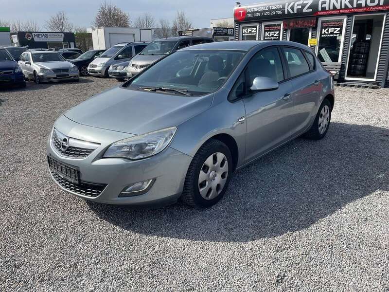 Silbersee/perl silber (m2) Gebraucht 2012 Opel Astra Design Edition Kleinwagen | 4.790 € (Fairer Preis) - Bild 1/4