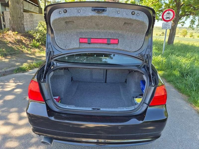 Gebraucht BMW 318 143 PS (105 kW) 2011 Schwarz Limousine