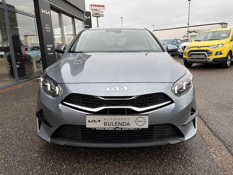 Neu Kia Ceed Style 101 PS (74 kW) 2026 Silber Kleinwagen