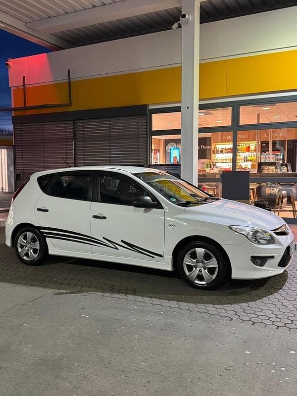 Gebraucht Hyundai i30 109 PS (80 kW) 2011 Weiß Kleinwagen