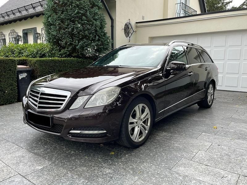 Braun Gebraucht 2012 Mercedes E350 Avantgarde Kombi | 5.900 € (Superpreis) - Bild 1/4
