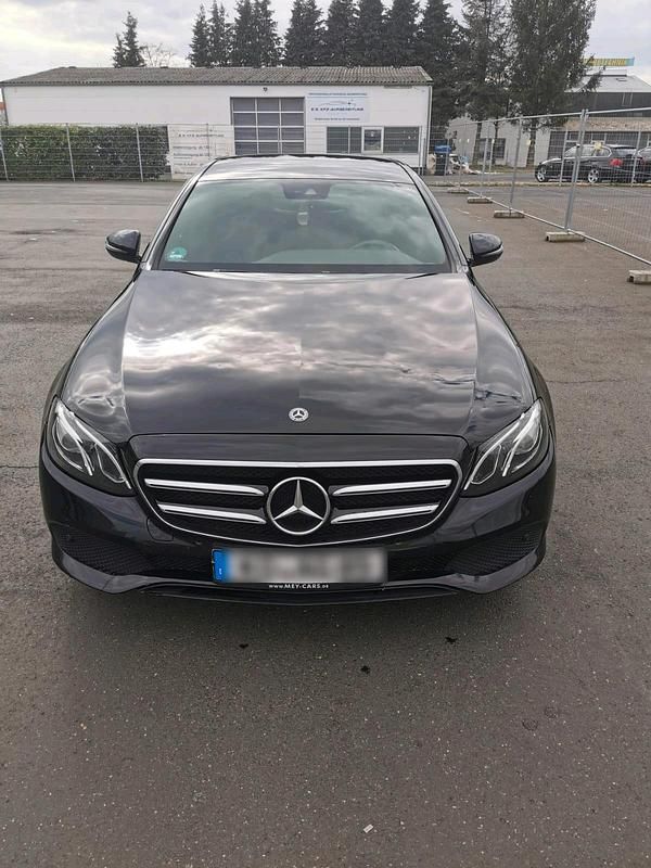 Schwarz Gebraucht 2017 Mercedes E220 Limousine | 19.150 € (Guter Preis) - Bild 1/4