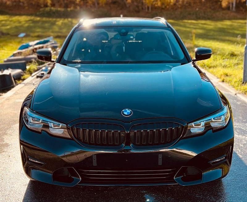 Schwarz Gebraucht 2020 BMW 330e Sport Line Kombi | 23.999 € (Fairer Preis) - Bild 1/4
