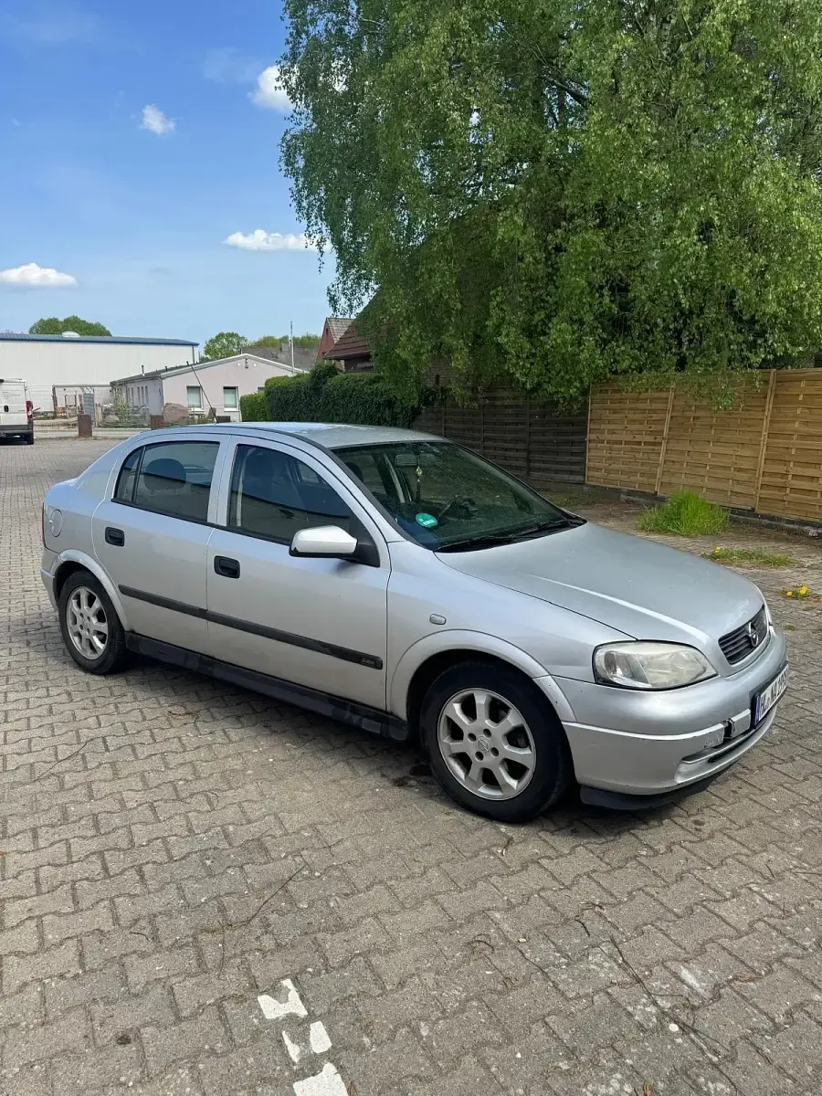 Usado Opel Astra 101 HP (74 kW) 2001 Prateado Sedan