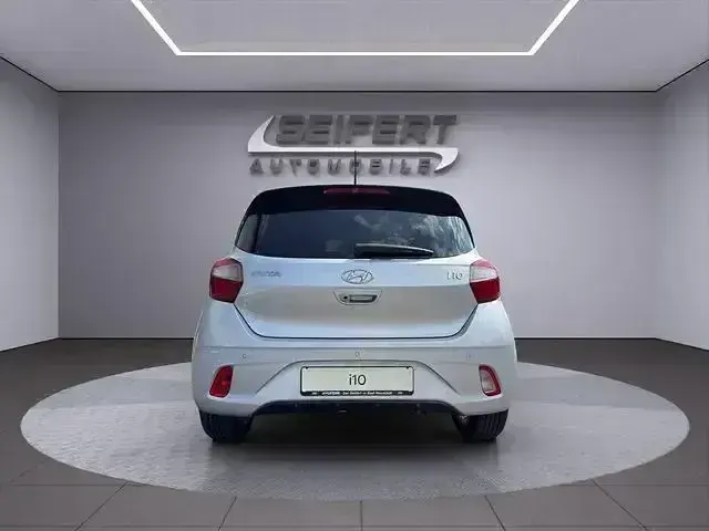 Gebraucht Hyundai i10 GO! 67 PS (49 kW) 2023 Sleek silver / met Kleinwagen