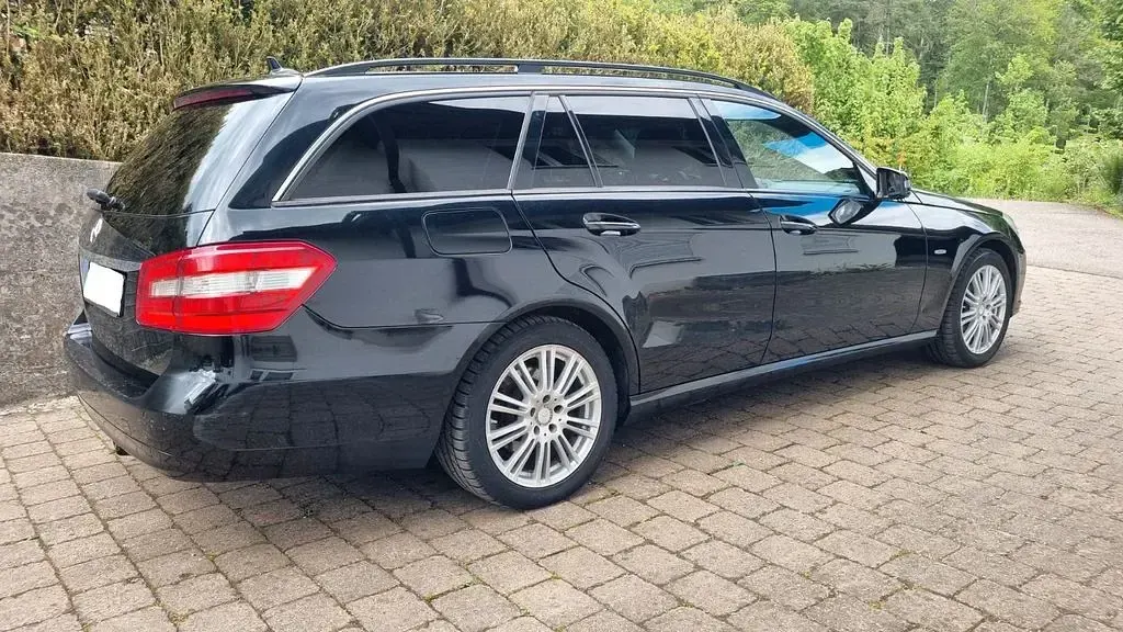 Second-hand Mercedes E220 170 CP (125 kW) 2011 Negru Berlinǎ