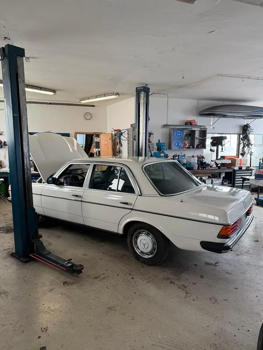 Gebraucht Mercedes 200 109 PS (80 kW) 1981 Weiß Limousine