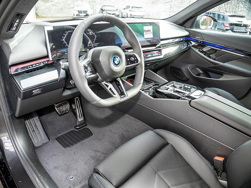 Neu BMW 550e Sport Line 489 PS (359 kW) 2026 Sophistograu brillanteffekt me Limousine