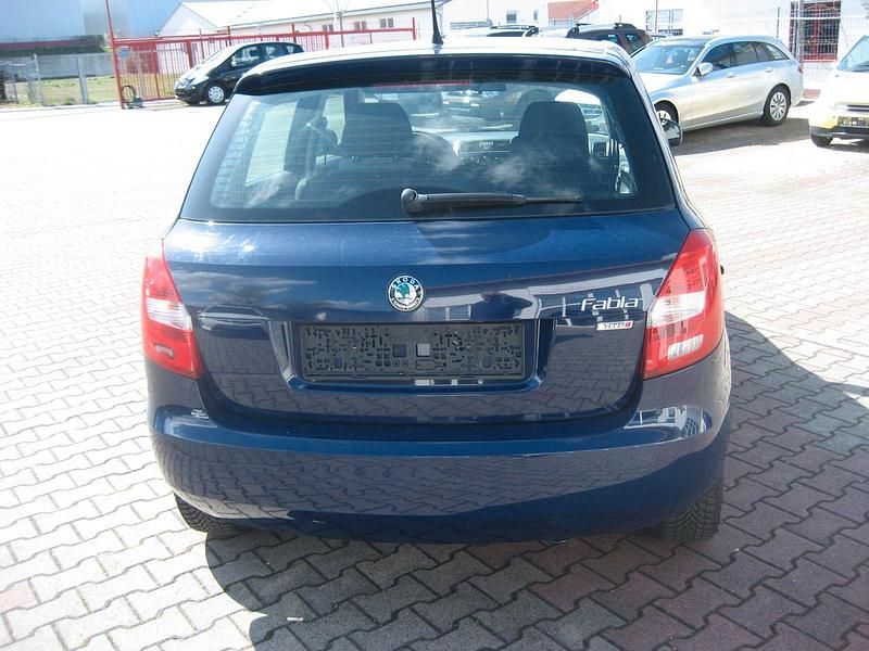 Gebraucht Skoda Fabia 70 PS (51 kW) 2012 Blau Kleinwagen