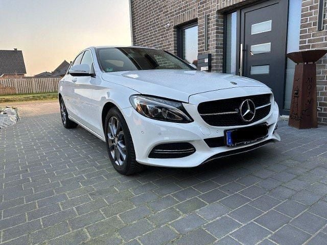 Weiß metallic Gebraucht 2015 Mercedes C200 Avantgarde Limousine | 17.000 € (Teuer) - Bild 1/4