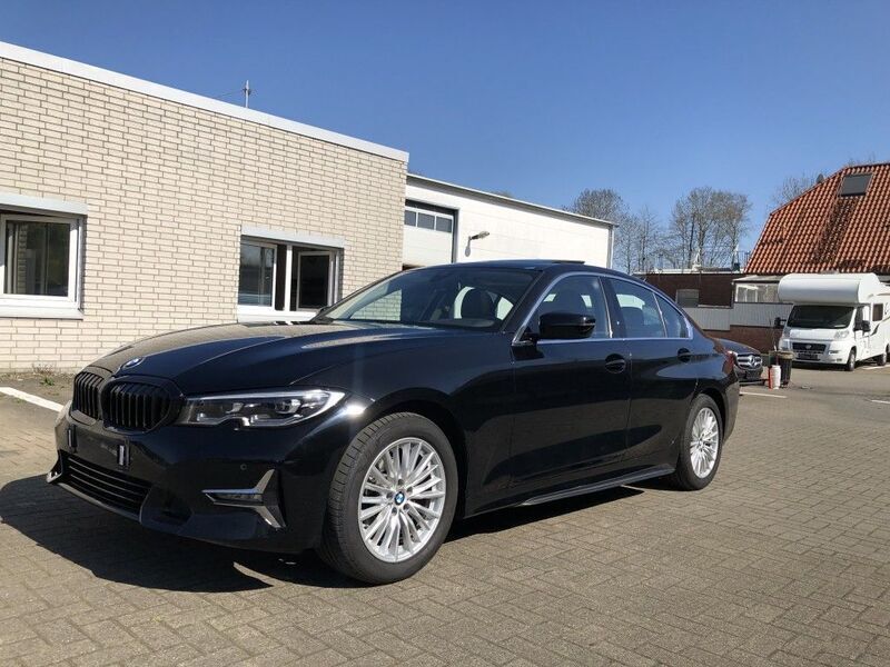 Schwarz Gebraucht 2021 BMW 318 Luxury Line Limousine | 20.900 € - Bild 1/4