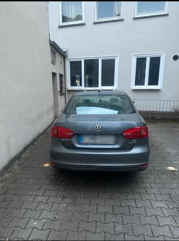 Grau Gebraucht 2011 VW Jetta Limousine | 4.000 € (Guter Preis) - Bild 1/4