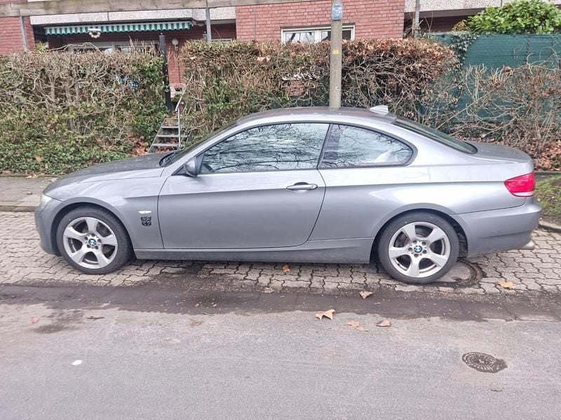 Gebraucht BMW 320 2010 Grau Coupé