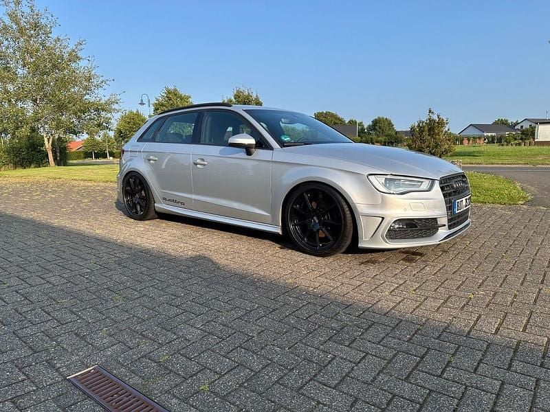 Silber Gebraucht 2013 Audi A3 Sportback Ambition Kleinwagen | 14.300 € - Bild 1/4