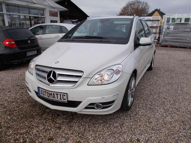 Calcitweiss/zirrusweiss Gebraucht 2011 Mercedes 180 Limousine | 11.300 € (Fairer Preis) - Bild 1/4