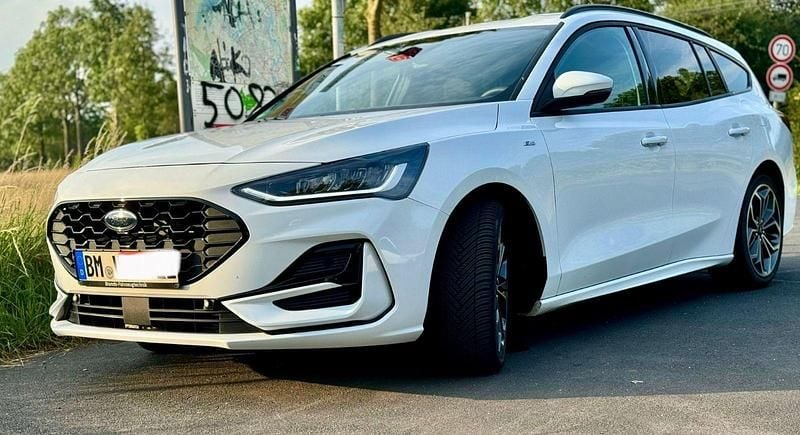 Weiß Gebraucht 2023 Ford Focus ST-Line X Kombi | 20.900 € (Superpreis) - Bild 1/4