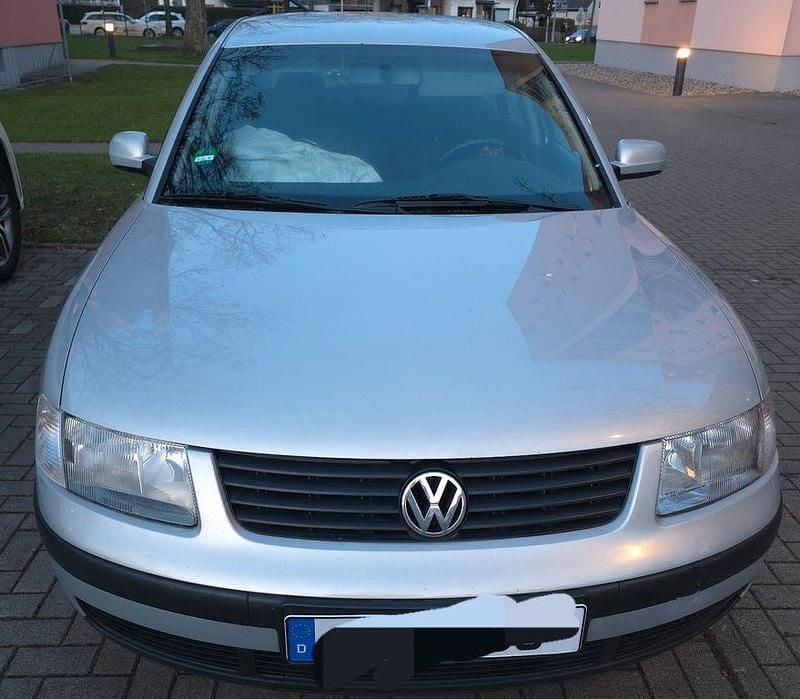 Silber Gebraucht 1999 VW Passat Basis Limousine | 1.800 € (Etwas zu teuer) - Bild 1/4