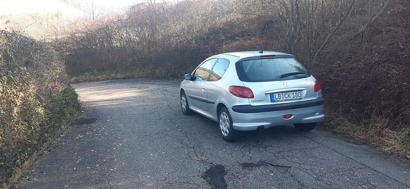 Gebraucht Peugeot 206 75 PS (55 kW) 2007 Silber Limousine