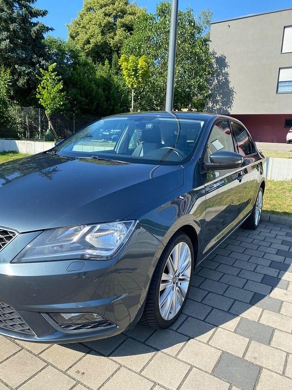 Grau Gebraucht 2015 Seat Toledo CONNECT Limousine | 8.990 € - Bild 1/4