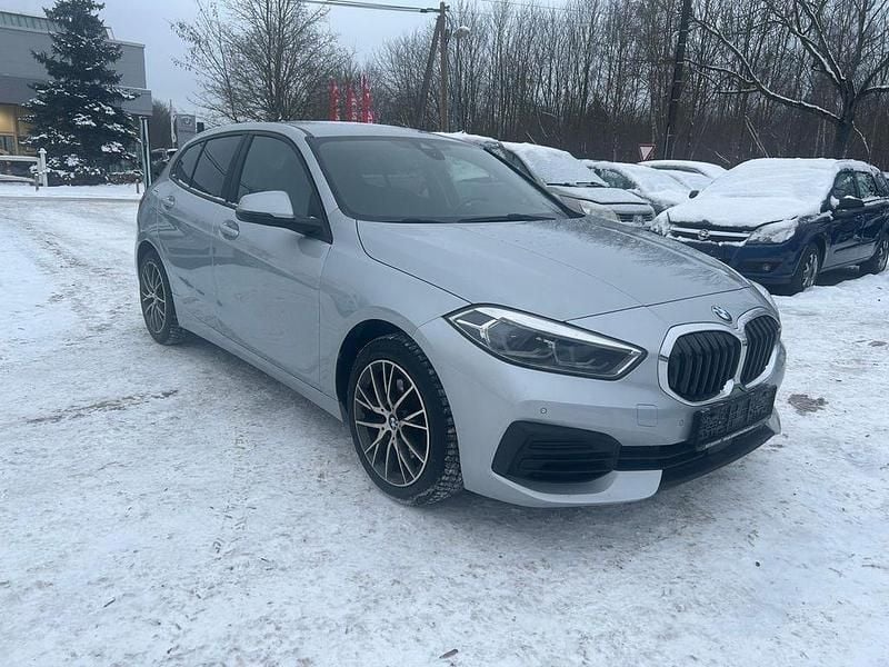 Silber Gebraucht 2021 BMW 118 Advantage Kleinwagen | 17.700 € (Fairer Preis) - Bild 1/4