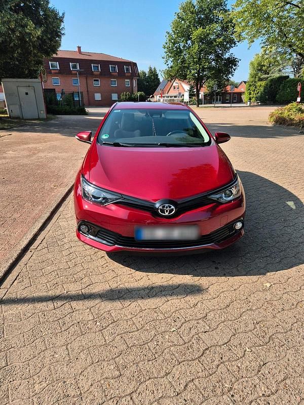 Rot Gebraucht 2019 Toyota Auris Limousine | 13.800 € (Fairer Preis) - Bild 1/4