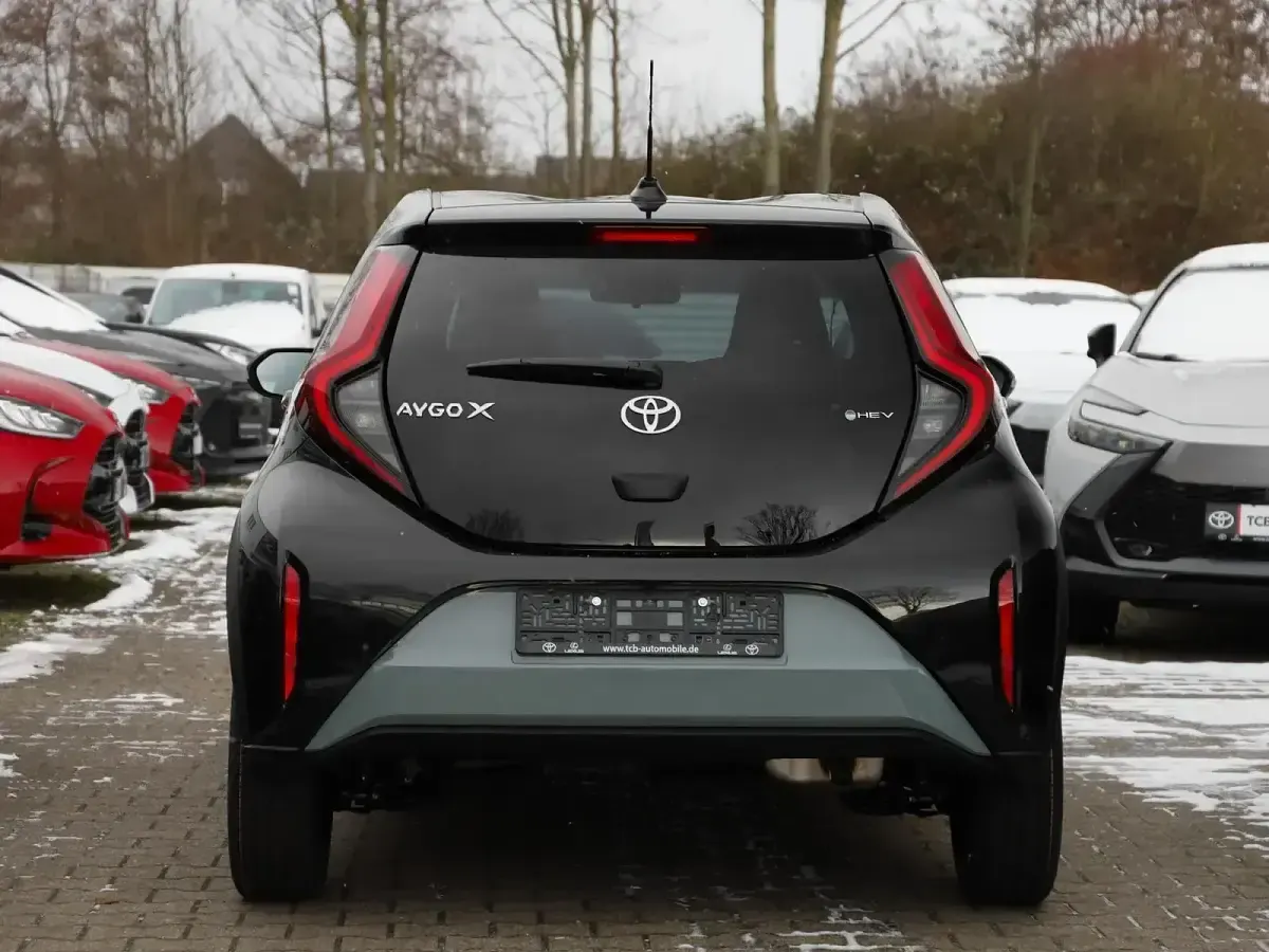Neu Toyota Aygo X 116 PS (85 kW) 2026 Urban khaki / black SUV