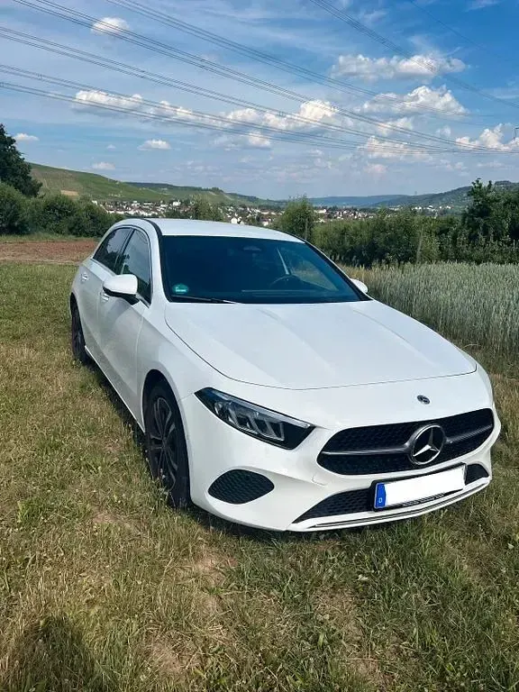 Gebraucht Mercedes A180 136 PS (100 kW) 2023 Weiß Limousine