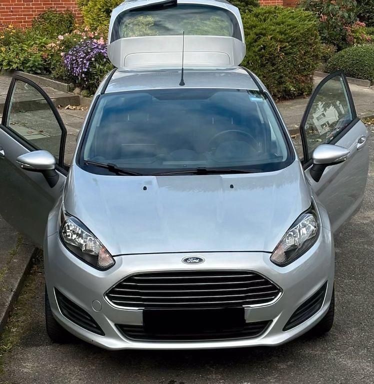 Silber Gebraucht 2013 Ford Fiesta Champions Edition Kleinwagen | 5.890 € (Etwas zu teuer) - Bild 1/4