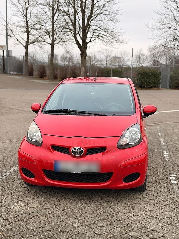 Gebraucht Toyota Aygo 68 PS (50 kW) 2011 Rot Kleinwagen
