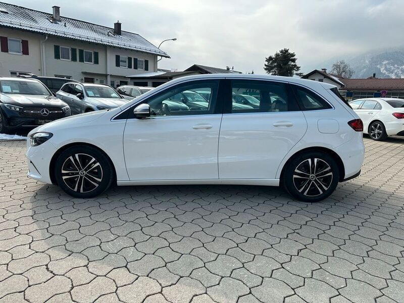 Gebraucht Mercedes B200 Progressive 163 PS (119 kW) 2023 Unilack polarweiß Kleinwagen