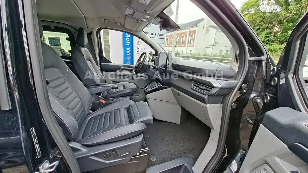 Gebraucht Ford Tourneo Titanium 170 PS (125 kW) 2025 Schwarz Van / Kleinbus