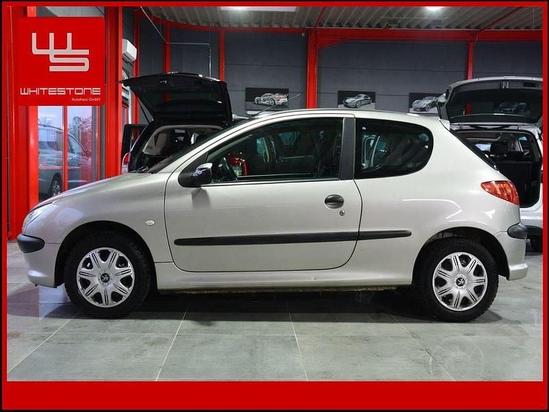 Gebraucht Peugeot 206 Filou 60 PS (44 kW) 2004 Lack aschgrau/metallic (metallic) Coupé