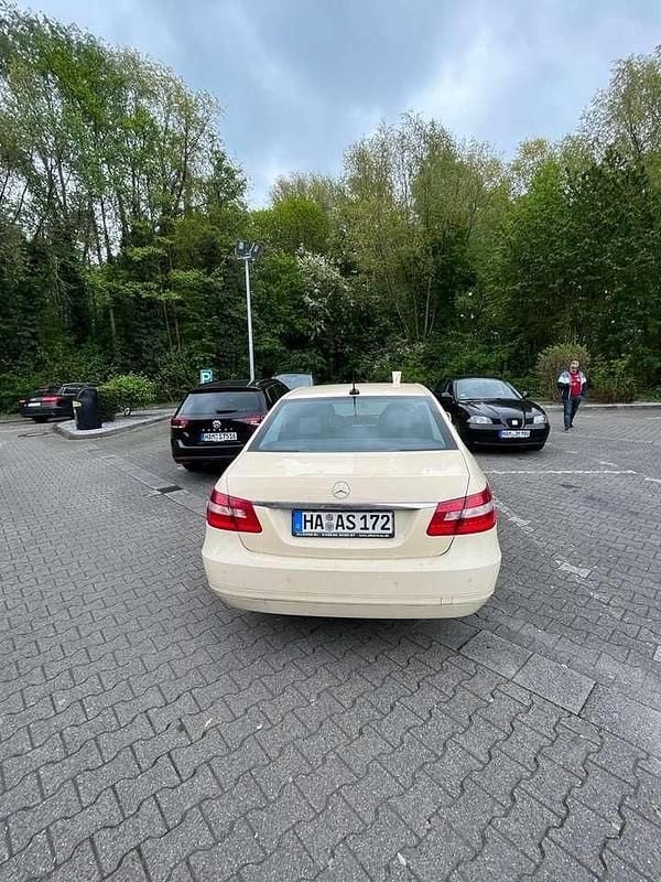 Beige Gebraucht 2012 Mercedes E200 Limousine | 1.890 € - Bild 1/4