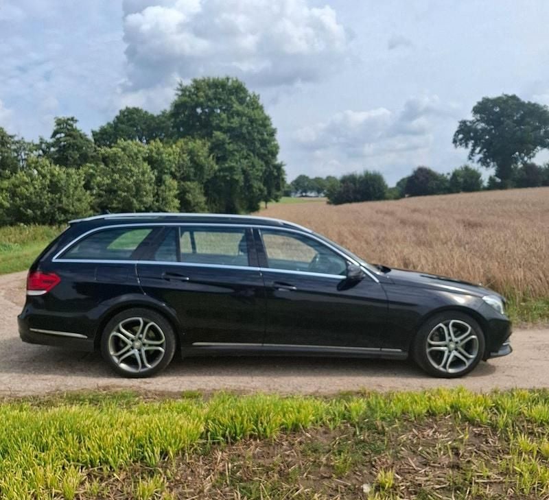 Schwarz Gebraucht 2015 Mercedes E350 Avantgarde Kombi | 20.900 € (Fairer Preis) - Bild 1/4