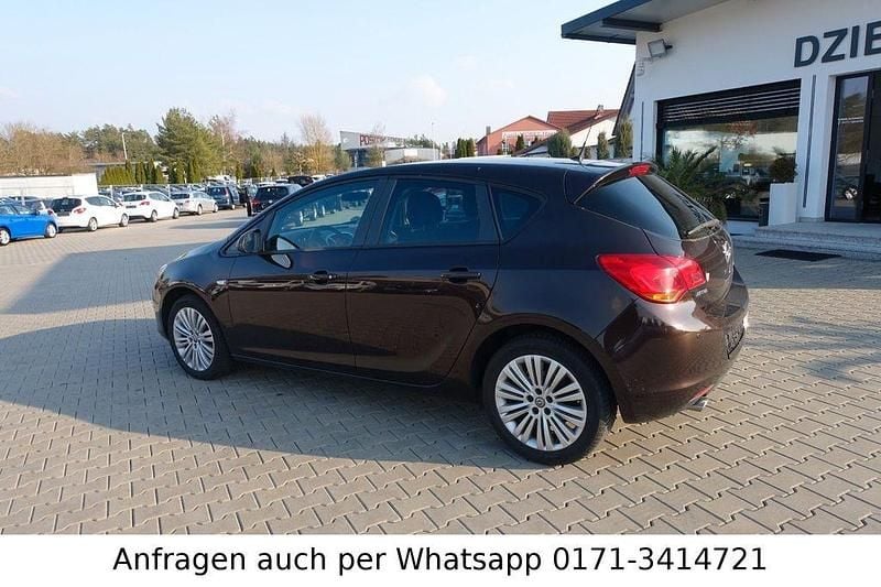 Gebraucht Opel Astra Edition 140 PS (102 kW) 2011 Braun Limousine