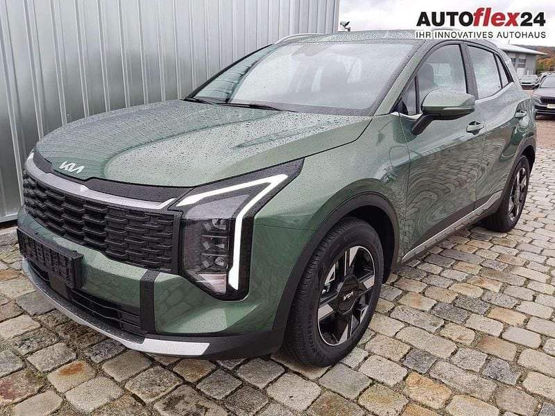 Experiencegrün metallic Neu 2025 Kia Sportage Urban SUV | 30.240 € (Fairer Preis) - Bild 1/4
