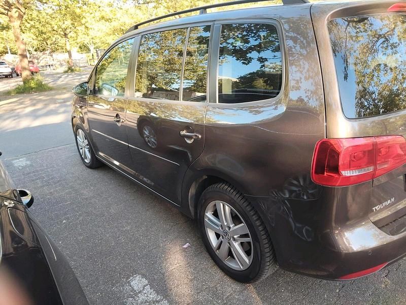 Braun Gebraucht 2012 VW Touran Van / Kleinbus | 6.400 € (Guter Preis) - Bild 1/4