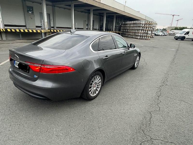 Gebraucht Jaguar XF Prestige 163 PS (119 kW) 2016 Grau Limousine