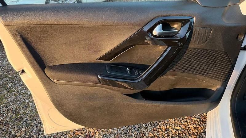 Gebraucht Peugeot 208 83 PS (61 kW) 2018 Weiß Kleinwagen