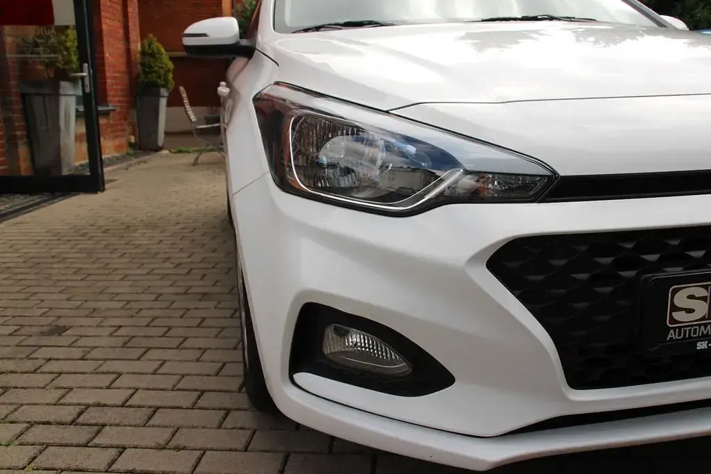 Gebraucht Hyundai i20 Select 101 PS (74 kW) 2019 Weiß Kleinwagen