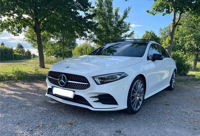 Weiß Gebraucht 2019 Mercedes A250 AMG line Limousine | 28.000 € (Fairer Preis) - Bild 1/4