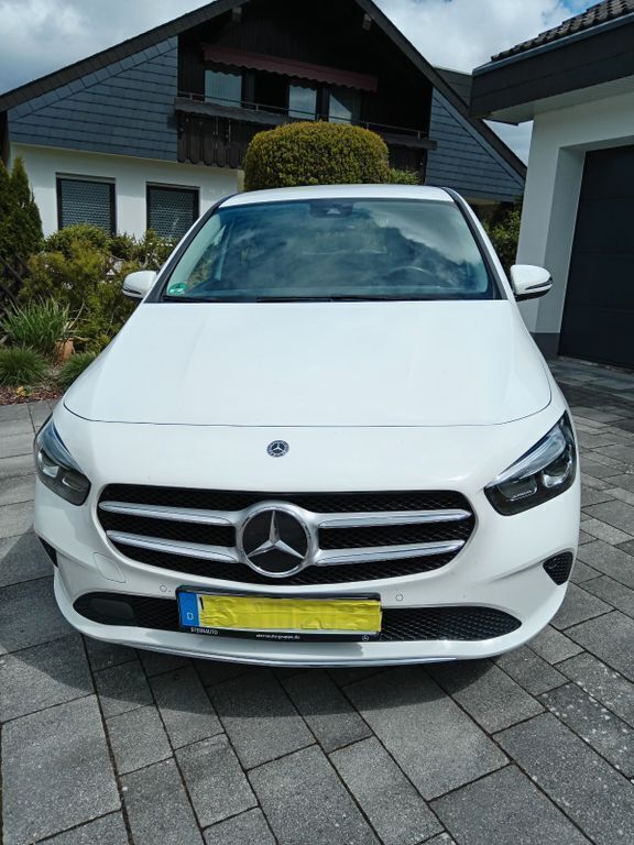 Weiß Gebraucht 2019 Mercedes B200 Van / Kleinbus | 21.400 € (Guter Preis) - Bild 1/4