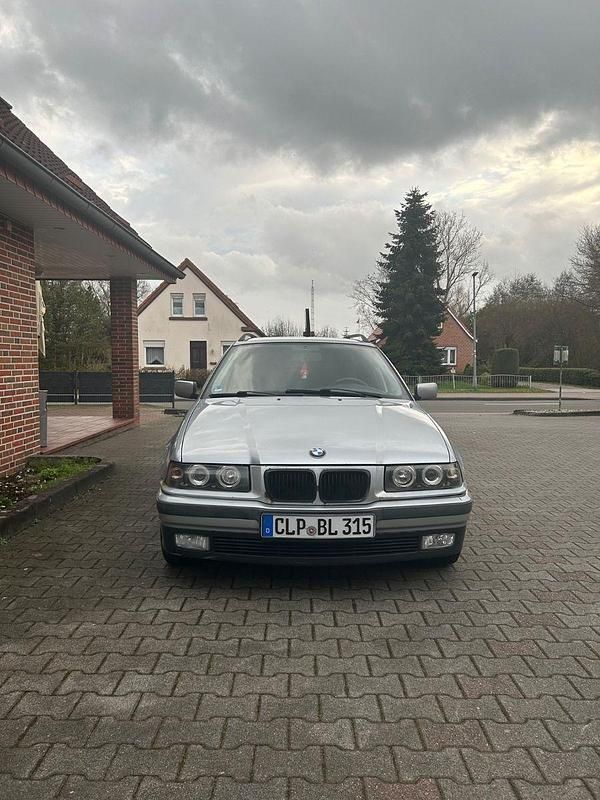 Silber Gebraucht 1997 BMW 320 Kombi | 1.750 € - Bild 1/4