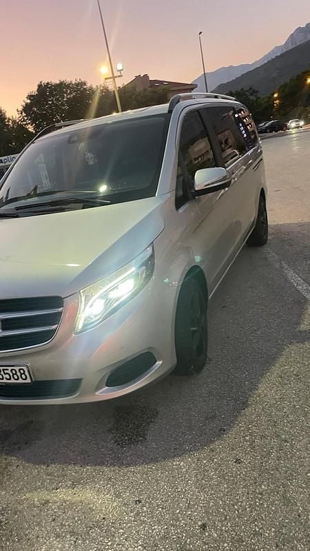 Grau Gebraucht 2018 Mercedes V250 Van / Kleinbus | 27.000 € (Superpreis) - Bild 1/4
