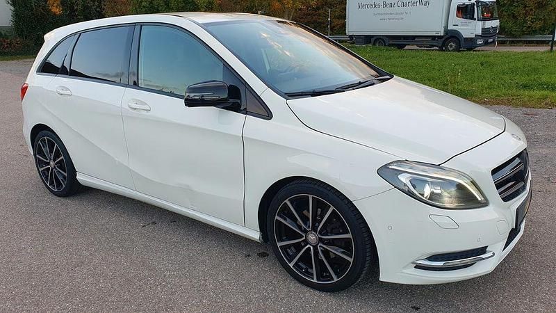 Weiß Gebraucht 2012 Mercedes B200 Van / Kleinbus | 9.250 € (Superpreis) - Bild 1/4