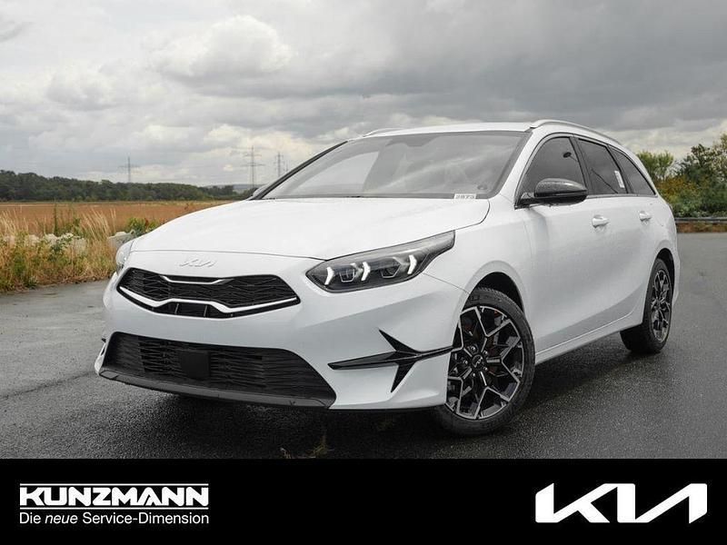Carraraweiß metallic Neu 2025 Kia Ceed Sportswagon Kombi | 26.669 € (Fairer Preis) - Bild 1/4