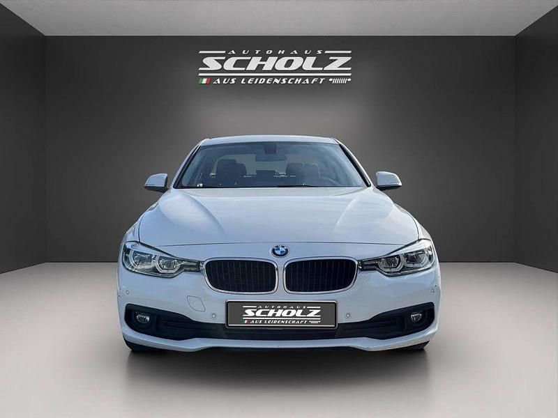 Weiß Gebraucht 2017 BMW 318 Limousine | 12.950 € (Fairer Preis) - Bild 1/4