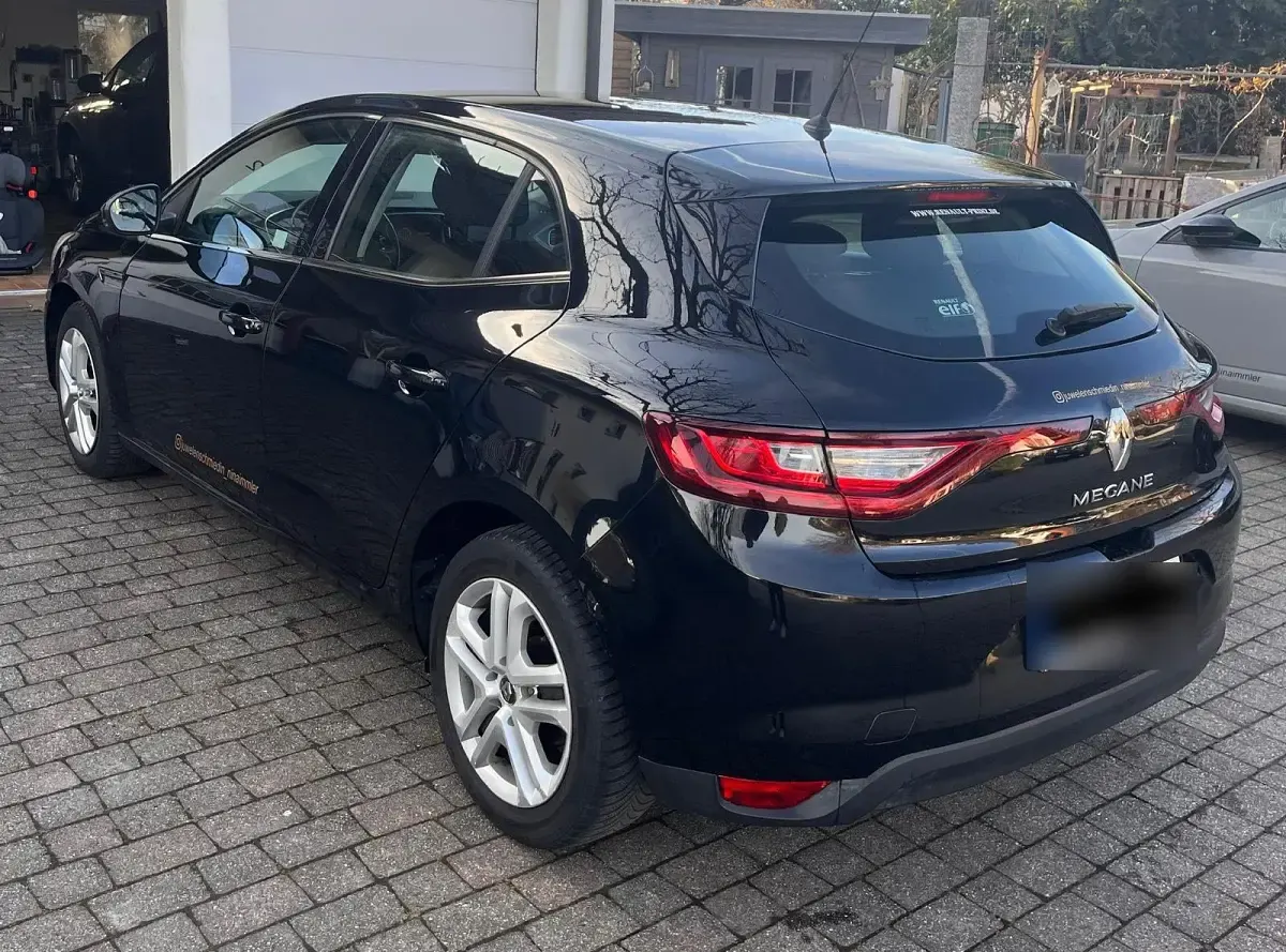 Używany Renault Mégane 131 KM (96 kW) 2017 Czarny Sedan/Limuzyna